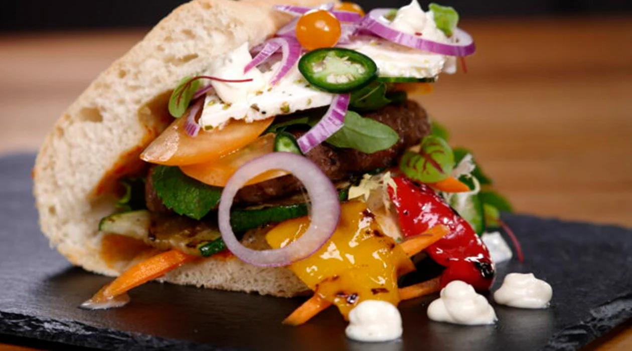 Griekse lamsburger met Pauwels Looksaus