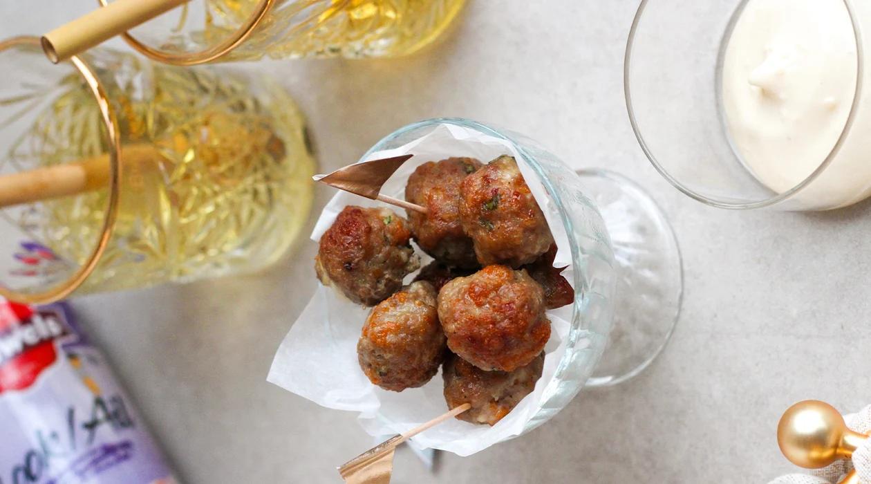 Mozzarellaballetjes met dip van Looksaus