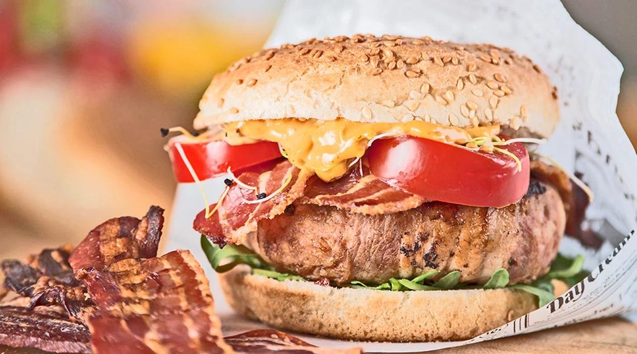 Triple bacon burger met Pauwels Andalouse