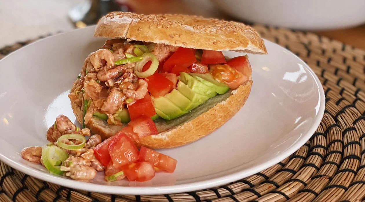 Zalm-garnaal bagel Cocktailsaus