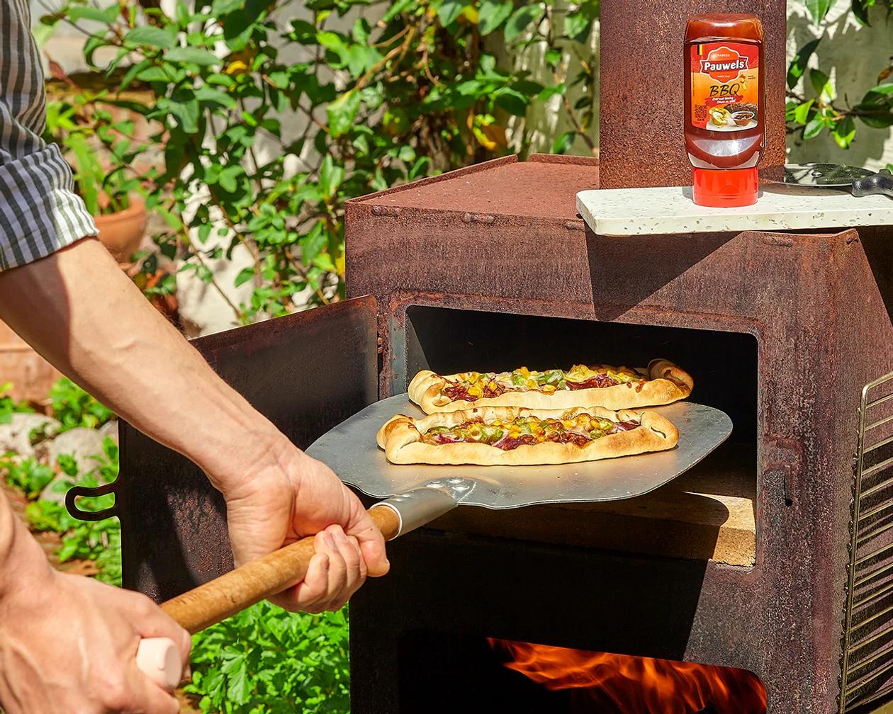 Pizzaboot met Pauwels BBQ-saus