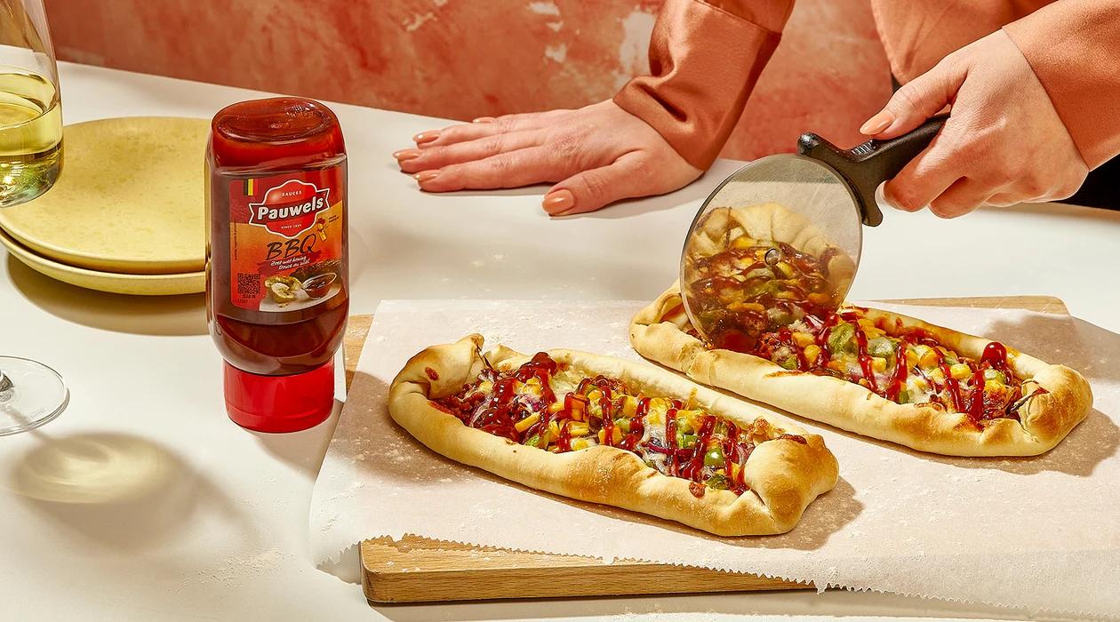 Pizzaboot met BBQ-saus